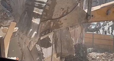 İstanbul - Küçükçekmece'de yıkım sırasında bitişikteki binanın duvarının olmadığı ortaya çıktı
