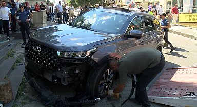İstanbul- Maltepe'de kontrolünü kaybeden cip dükkana çarptı: 3 Yaralı