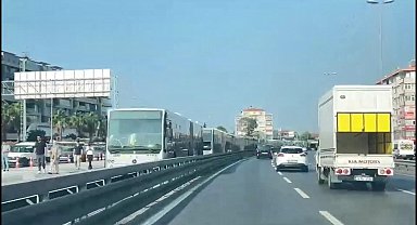 İstanbul - Metrobüs kazası sonrası trafik yoğunluğu