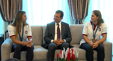 İstanbul- Paris Olimpiyatları'nda madalya kazanan İBB sporcuları İmamoğlu ile buluştu