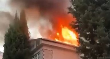 İstanbul- Pendik'te 3 katlı binanın çatısı alev alev yandı