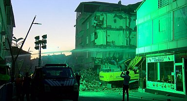 İstanbul- Pendik'te İETT otobüsün çarptığı binanın yıkımına ara verildi