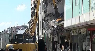 İstanbul-Pendik'te İETT otobüsünün çarptığı 4 katlı bina kontrollü şekilde yıkılıyor