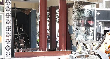 İstanbul-Pendik'te İETT otobüsünün çarptığı 4 katlı binanın kolonları otobüsün çekilmesi için güçlendirildi-1