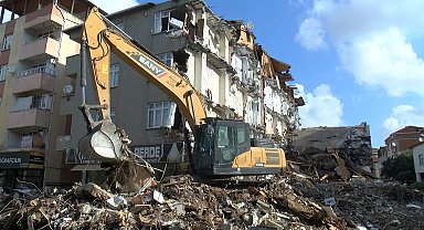 İstanbul- Pendik'te İETT otobüsünün çarptığı binanın yıkım çalışmaları sürüyor
