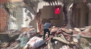 İstanbul - Pendik'te yıkılan binada asılı bayrağı gören operatör çalışmayı durdurdu