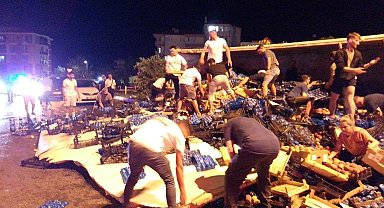 İstanbul- Silivri'de devrilen kamyondaki meyveleri kasalarla götürdüler