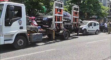 İstanbul- Şişli'de alkollü sürücü park halindeki araçlara çarptı; trafik durma noktasına geldi