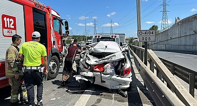 İstanbul - Sultanbeyli TEM Otoyolu'nda TIR otomobile çarptı: 1'i çocuk 2 yaralı