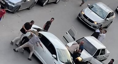 İstanbul- Sultangazi'de trafikte başlayan kavga caddeye taştı; tartıştığı kişilerin üzerine aracını sürdü