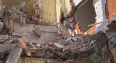 İstanbul- Sultangazi'de yıkım sırasında bişikteki binanın duvarı yıkıldı