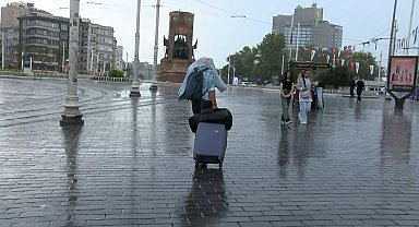 İstanbul - Taksim'de sağanak yağış etkili oldu-2