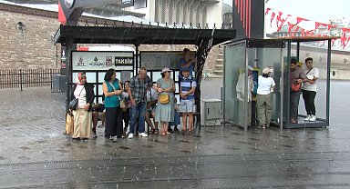 İstanbul - Taksim'de sağanak yağmur etkili oldu