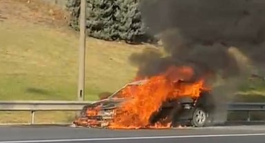 İstanbul - TEM Otoyolunda otomobil alev alev yandı