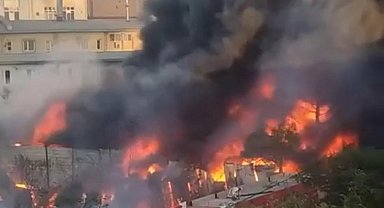 İstanbul-Tuzla'da polyester deposu alev alev yandı