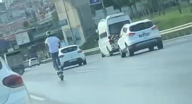İstanbul- Üsküdar D-100 Karayolunda skuter sürücüsünün tehlikeli yolculuğu kamerada