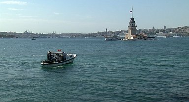 İstanbul-Üsküdar'da deniz dibi temizliğinde cep telefonu ve tarihi eser çıkarıldı