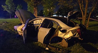 İstanbul- Üsküdar'da hızını alamayan otomobil ağaca çarptı: 3 yaralı