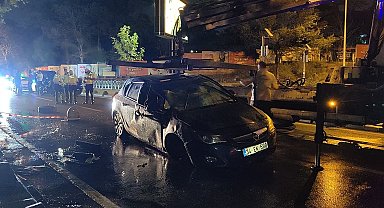 İstanbul- Üsküdar'da otomobil kaldırıma çıkarak devrildi: 1 yaralı
