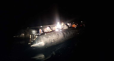 İzmir açıklarında 25 düzensiz göçmen kurtarıldı, 22 düzensiz göçmen yakalandı