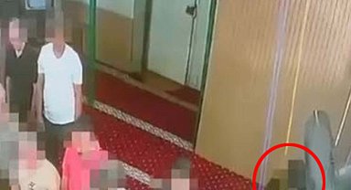 İZMİR Camide cep telefonu hırsızlığı kamerada