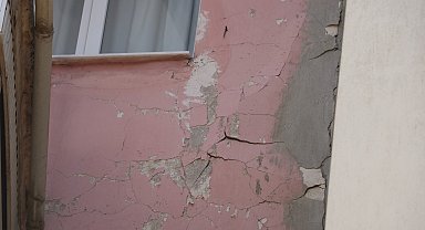 İzmir'deki metro çalışmasında tünel açma makinesi evlerin duvarlarını çatlattı