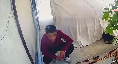 Kadın kıyafetleri giyen hırsız, önce kameraya ardından polise yakalandı