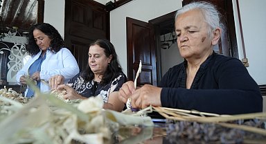 Kadınlar sazlardan sepet örüp, aile bütçesine katkı sağlıyor
