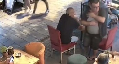 Kafede otururken yorgun mermi omzuna isabet etti; o anlar kamerada