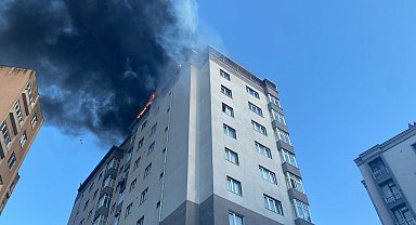 Kağıthane'de 12 katlı binanın çatısında yangın
