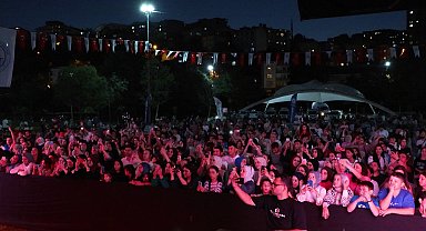 Kağıthane'de 30 Ağustos kutlamalarında Koliva sahne aldı