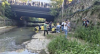 Kamyon taksiye, taksi yayalara çarpıp dereye düştü: 1 ölü, 5 yaralı