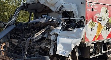 Kamyonet, TIR'a çarptı: baba öldü, oğlu ağır yaralı