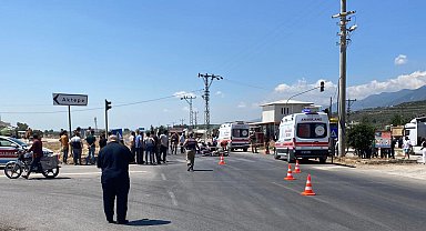 Kamyonetle çarpışan motosikletin sürücüsü ile teyzesi öldü