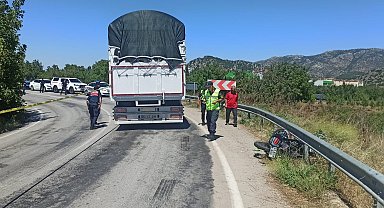 Kamyonla çarpışan motosikletteki Zühtü ile Yiğit öldü