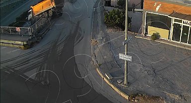 Kamyonun üst geçitten uçtuğu kaza kamerada