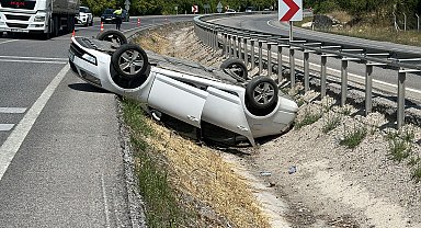 Kanala düşen otomobil takla attı: 2'si çocuk 7 yaralı