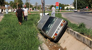 Kanala uçan otomobilden burunları kanamadan çıktılar