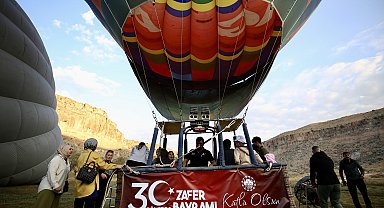 Kapadokya'da Türk bayraklı balonlar, 30 Ağustos için havalandı
