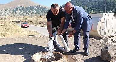 Kar yağmayınca boş kalan kar kuyuları, tankerlerle suyla dolduruluyor