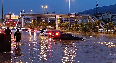Karabük'te sağanak; cadde ve sokaklar suyla doldu, araçlar yolda kaldı