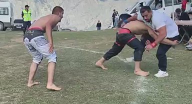 Karakucak güreşlerinde önce rakibini ardından hakemi yere serdi