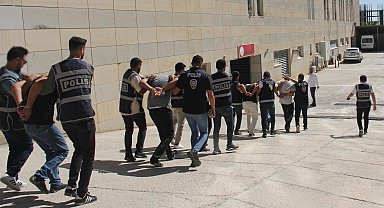 Kardeşinin ölümünden sorumlu tuttuğu kişiyi öldüren şüpheli ve ona yardım eden 13 kişi yakalandı