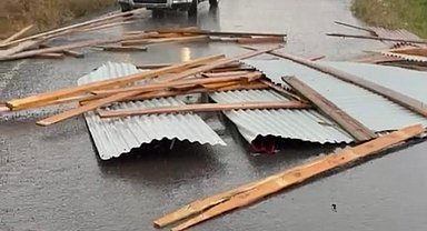 Kars'ta hortum evlerin çatılarını uçurdu