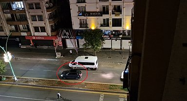 Kavgada yaralanıp sinir krizi geçirdi, araçlara yumruk ve tekme attı; o anlar kamerada