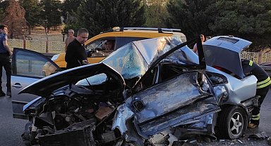 Kavşakta TIR'la çarpışan otomobilin sürücüsü ile yanındaki annesi öldü