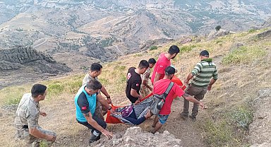 Kayalıklardan düşen yaralı, sedyeyle 1,5 saat taşınarak kurtarıldı