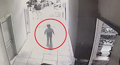 Kaybolan çocuğunu bulunca havaya kaldırıp, yere fırlattı; o anlar kamerada