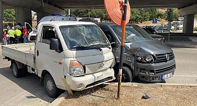 Kazada anneleri yaralanan 3 çocuğu, babaları sakinleştirdi