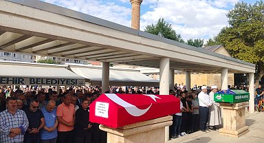 Kazada hayatını kaybeden polis memuru, eşi ve çocukları toprağa verildi